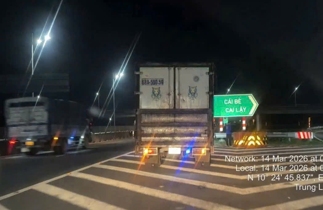 Tài xế dừng xe sai quy định trên cao tốc Trung Lương - Mỹ Thuận để đi vệ sinh